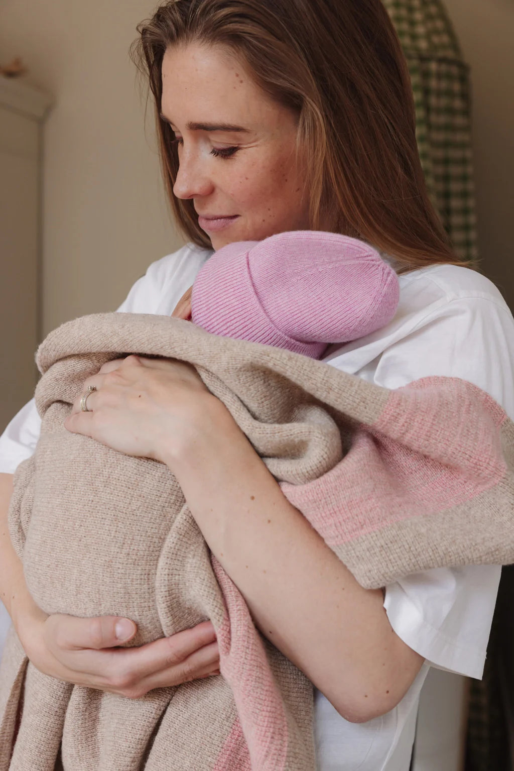 Maman avec bébé avec Tuque Hvid en laine mérinos rose
