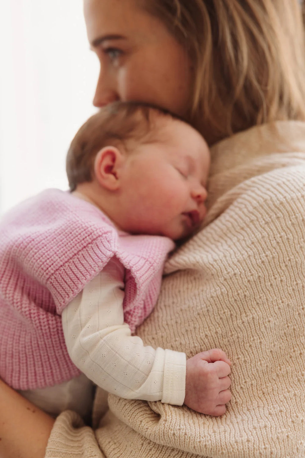 Maman avec bébé avec Veste Hvid en laine tricoté rose