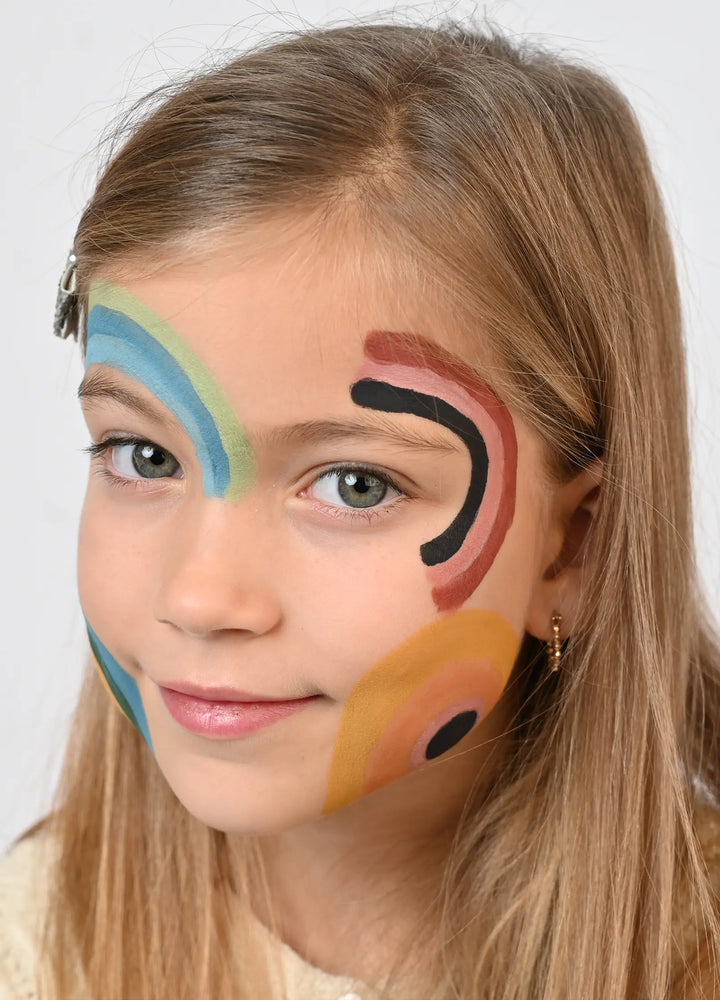 Fille avec du Maquillage bio pour enfants Namaki de 6 couleurs en collaboration avec le centre Centre Pompidou