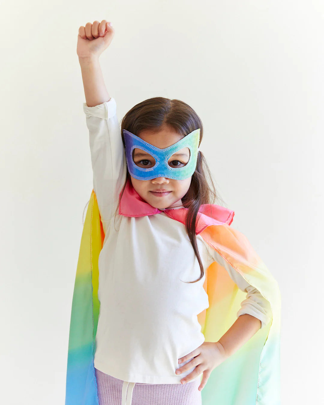 Enfant avec Masque en soie arc-en-ciel