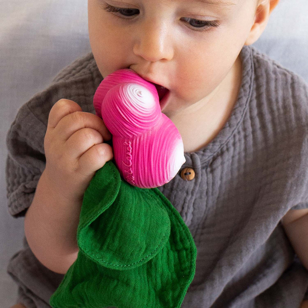 Bébé avec Mini Doudou et Anneau Dentition en forme de radis