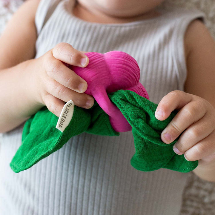 mains de bébé avec Mini Doudou et Anneau Dentition en forme de radis