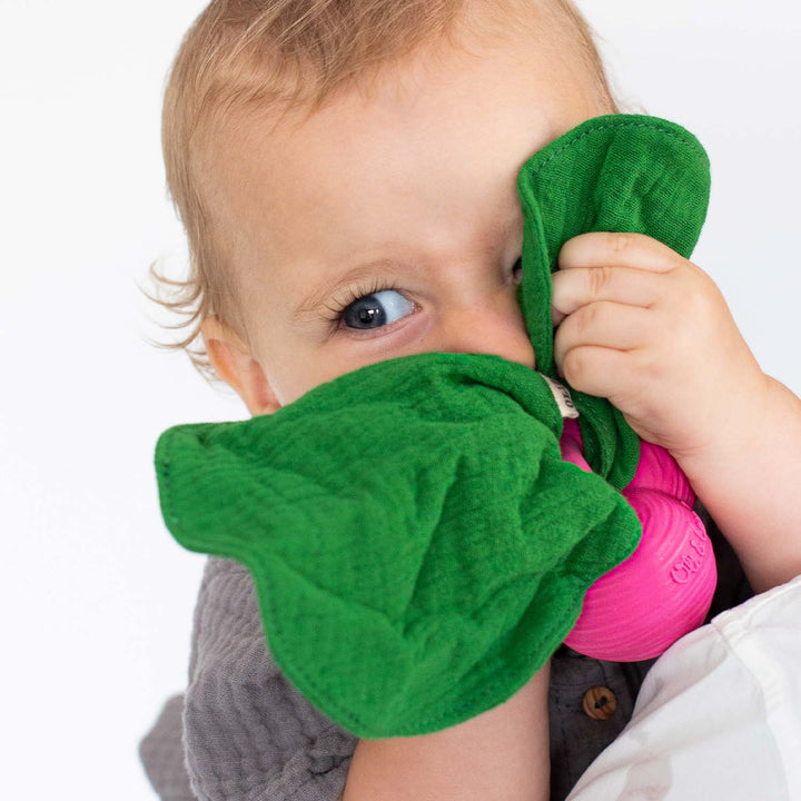 Bébé avec Mini Doudou et Anneau Dentition en forme de radis