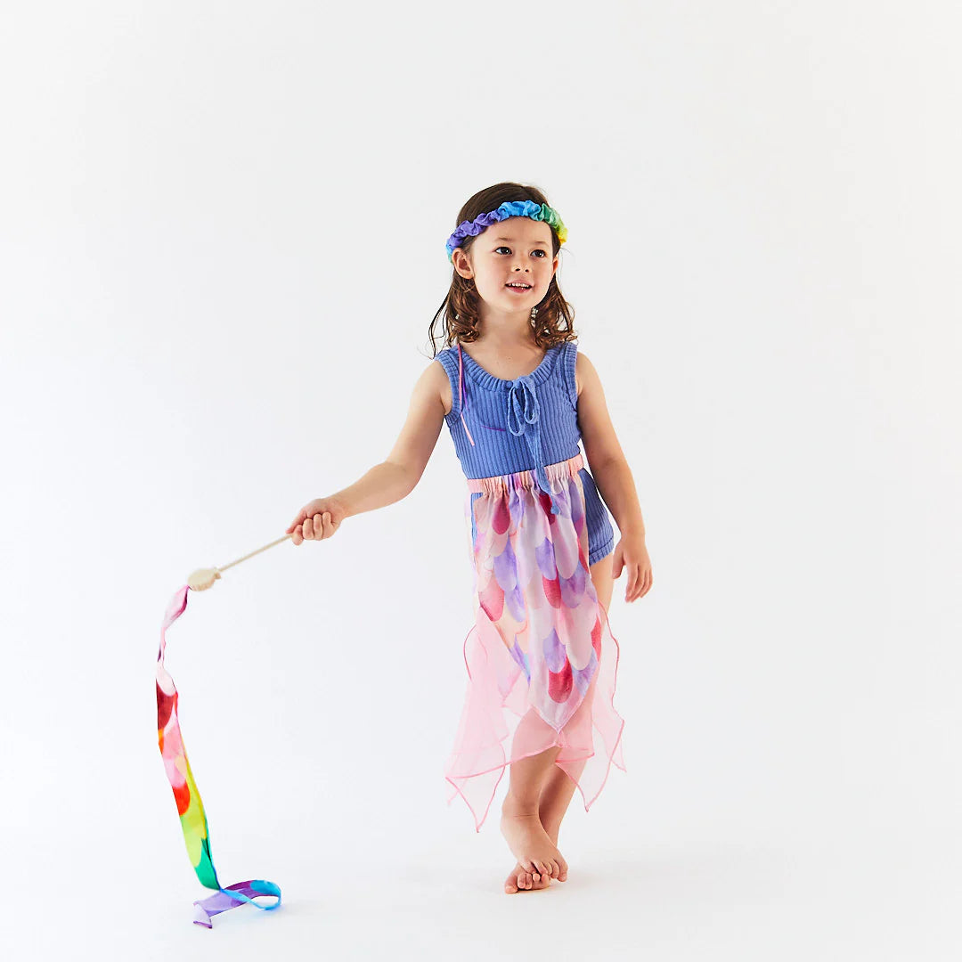 Fille avec Mini baguette en soie multicolore