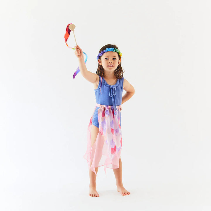 fille avec Mini baguette en soie multicolore