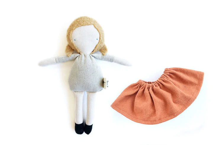 Mini poupée en laine et coton avec les cheveux longs blondes, la peau claire et une jupe brique