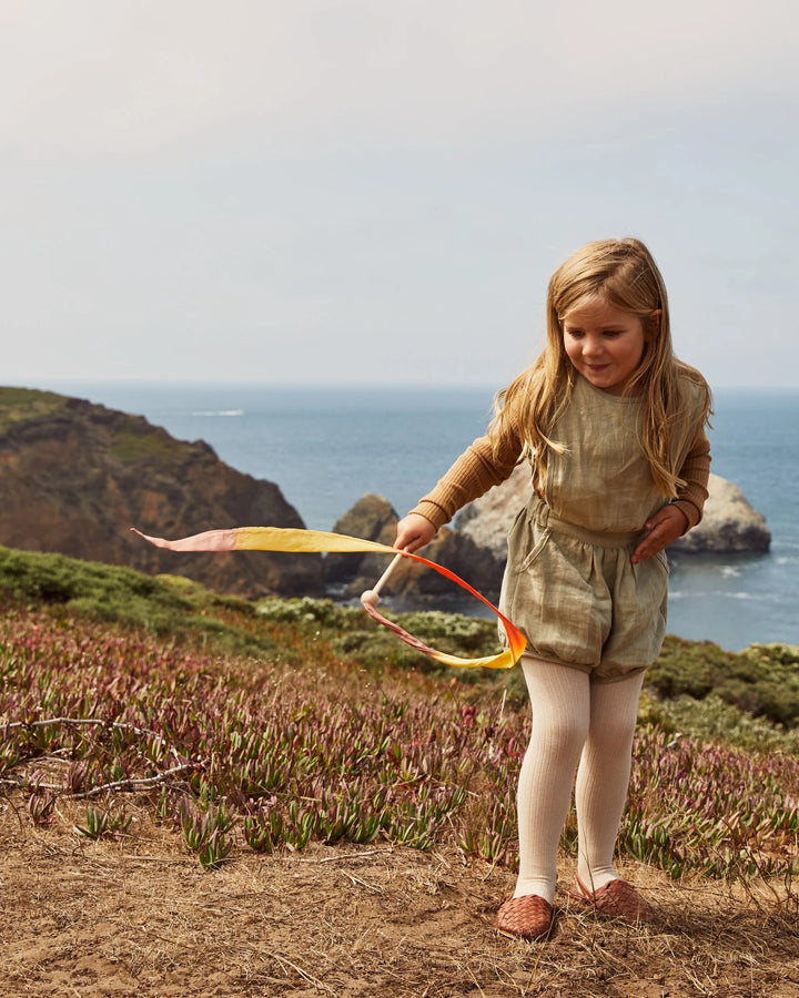 Fille avec Mini ruban en soie et bois