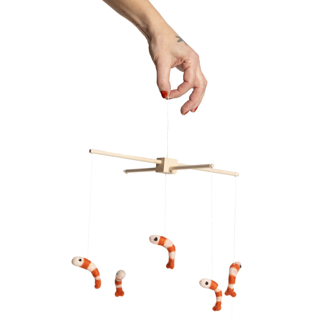 Mobile en bois avec crevettes en laine