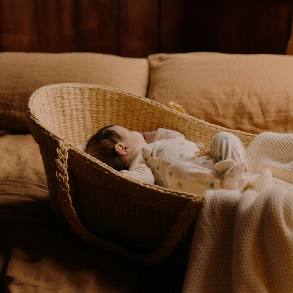 Bébé dans son lit avec Pantalon à pattes en coton beige avec imprimé petites poires