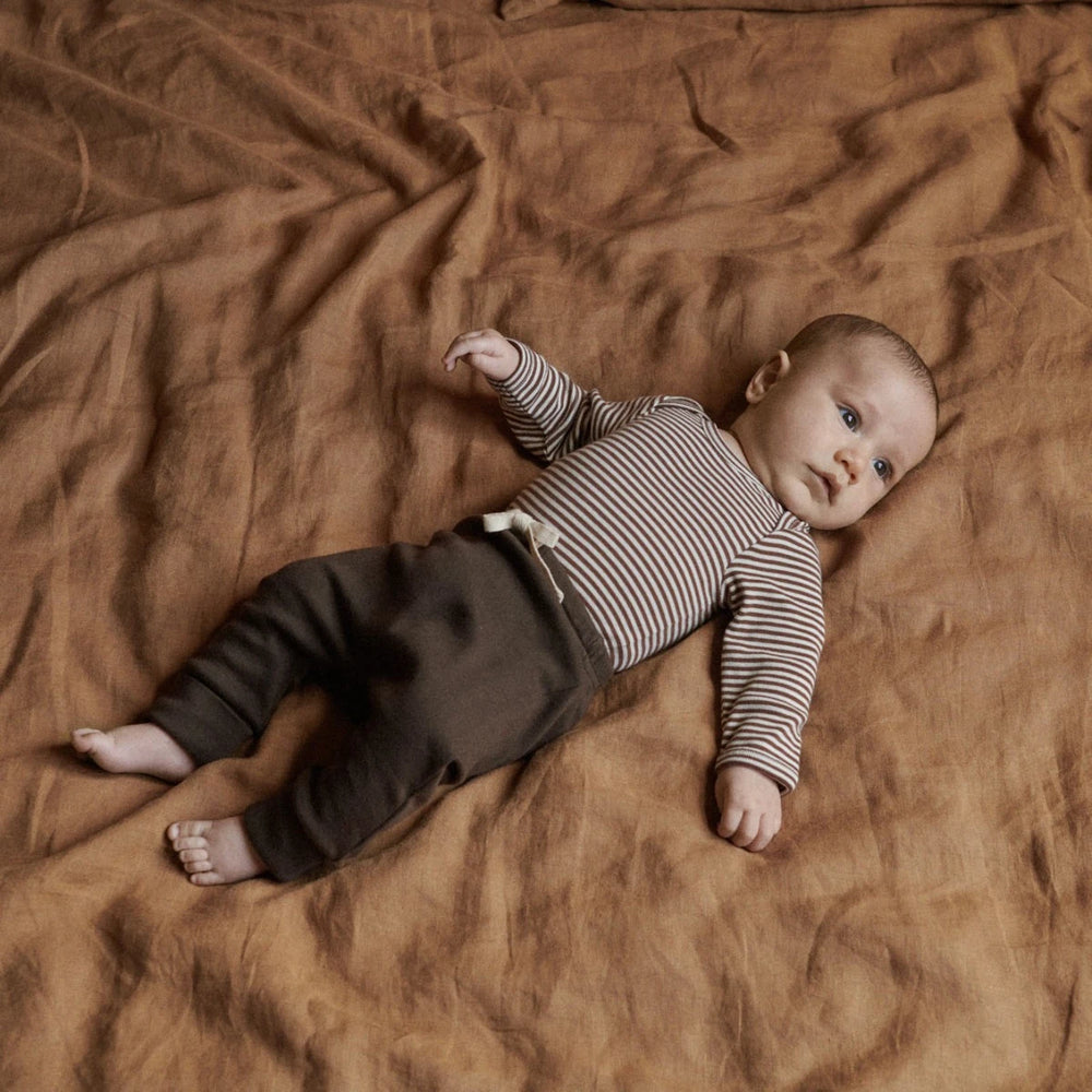 Bébé avec Pantalon pour bébé en coton brun