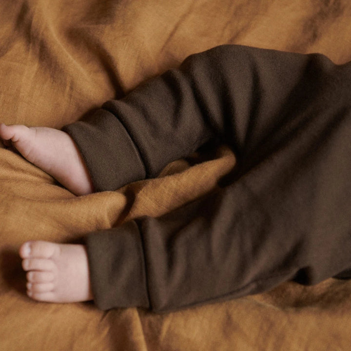 Jambes de bébé avec Pantalon pour bébé en coton brun