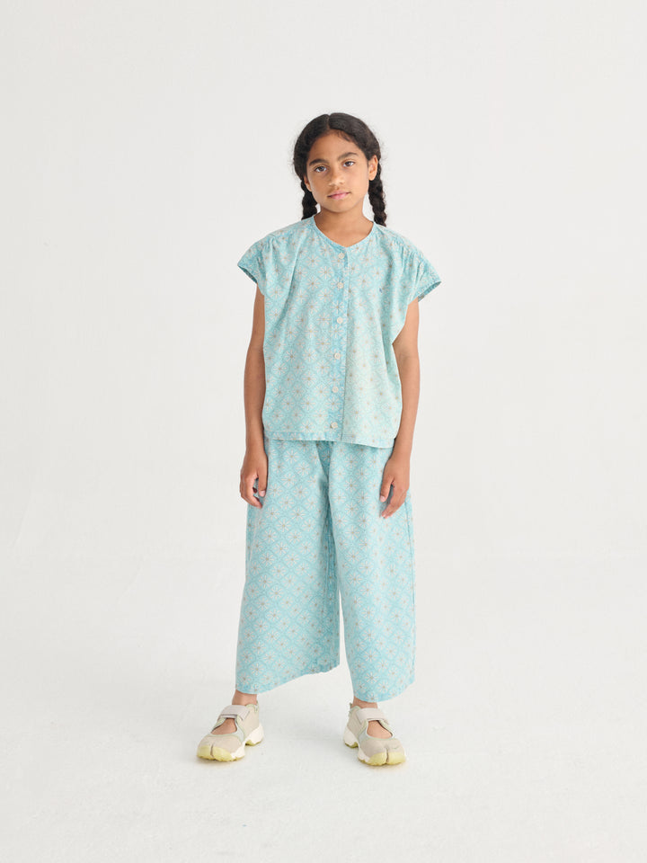 Fille avec Pantalon Bobo Choses en coton bleu avec imprimé mosaic de marguerites 