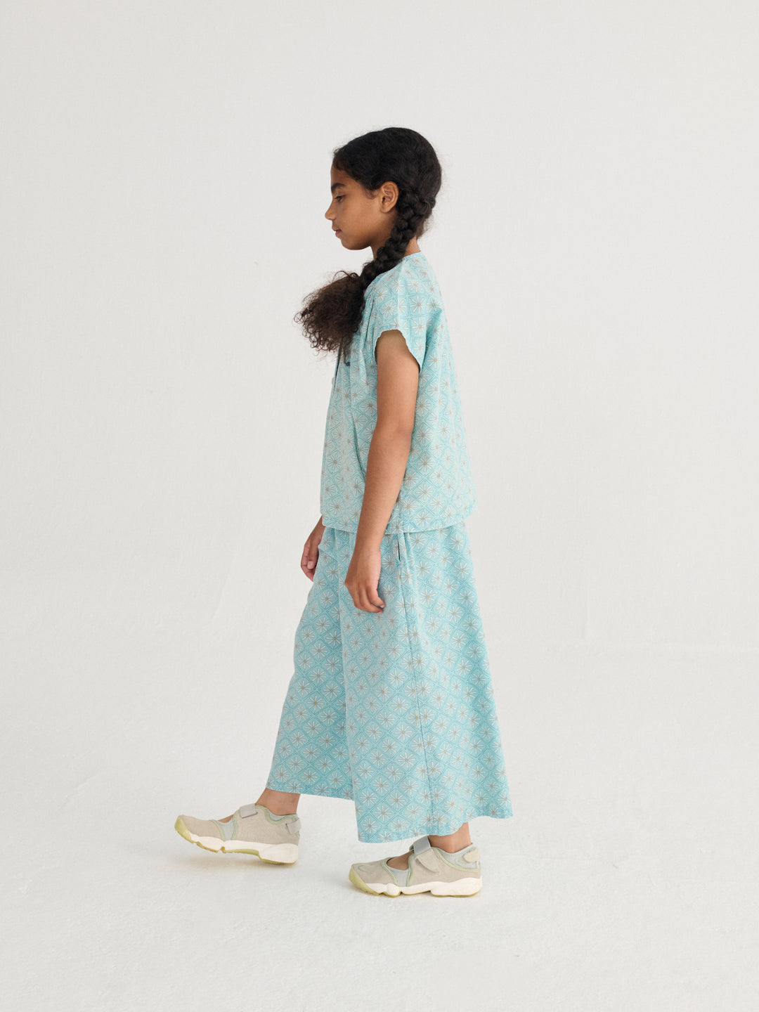 Fille avec Pantalon Bobo Choses en coton bleu avec imprimé mosaic de marguerites 