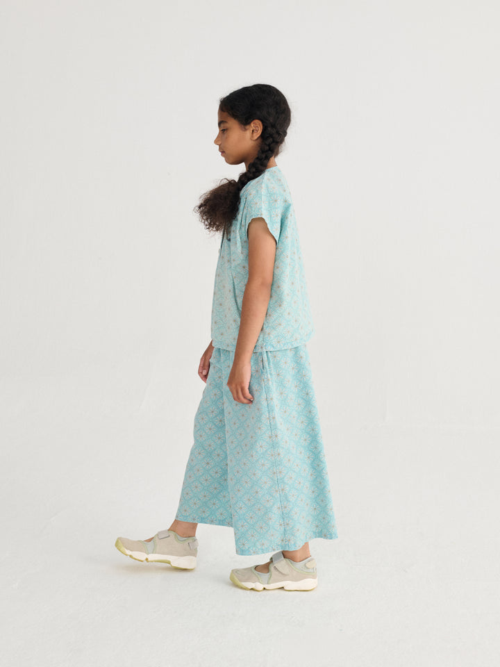 Fille avec Pantalon Bobo Choses en coton bleu avec imprimé mosaic de marguerites 