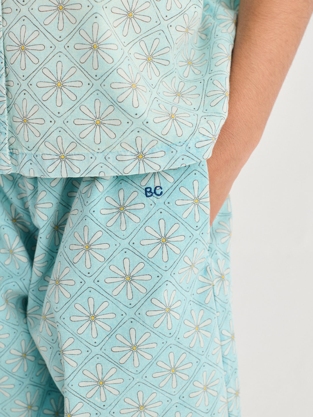 Détail de Pantalon Bobo Choses en coton bleu avec imprimé mosaic de marguerites 