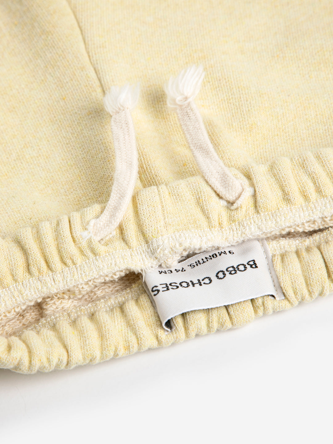 Détail et étiquette de Pantalon jogging Bobo Choses en coton jaune pâle 