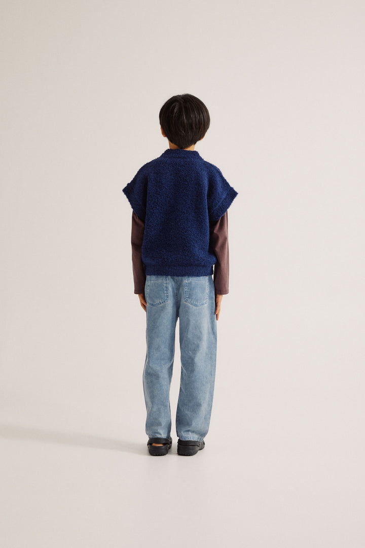 Enfant avec Pantalon délavé bleu clair
