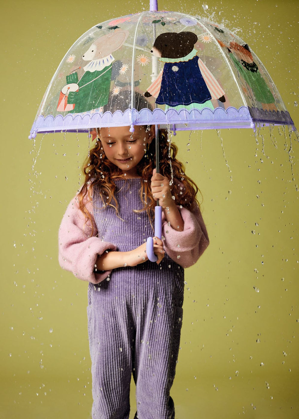 Fille avec Parapluie en plastique transparent illustré avec des animaux musiciens 