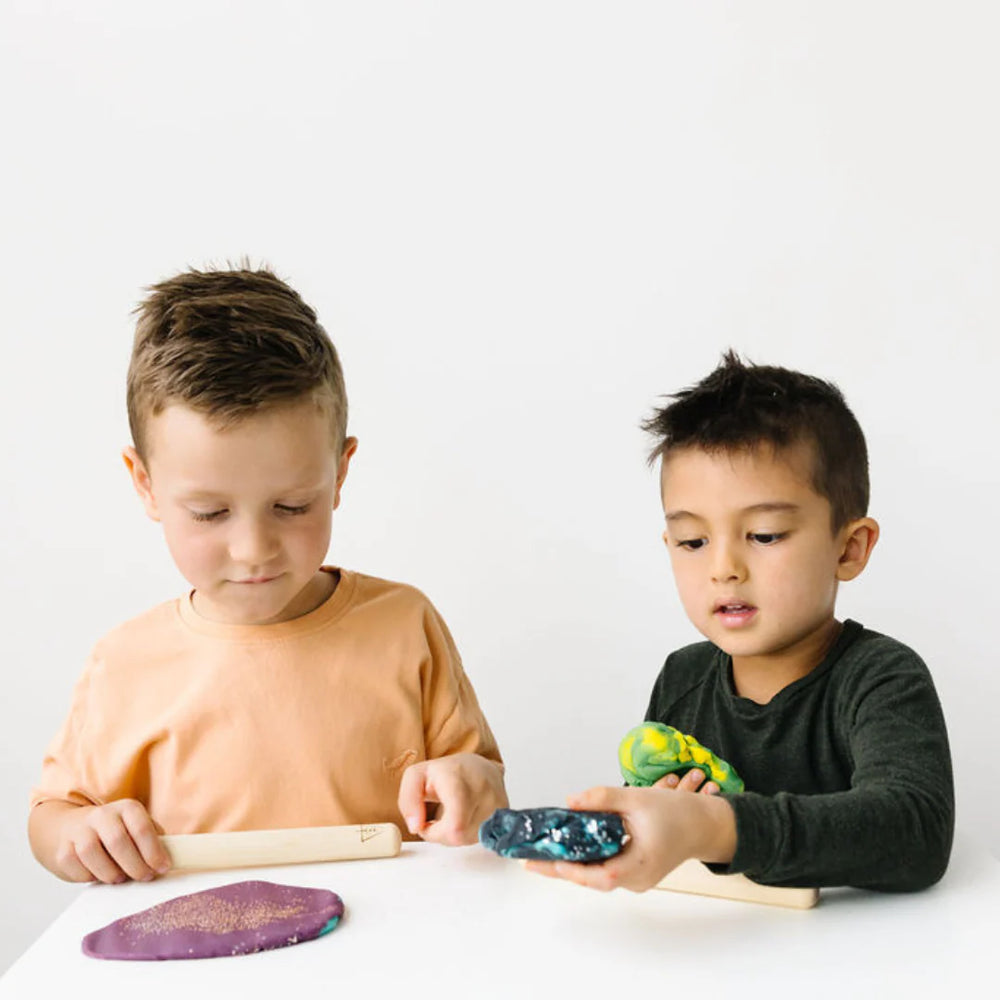 Enfants avec Little Larch Pâte à modeler pailletée 