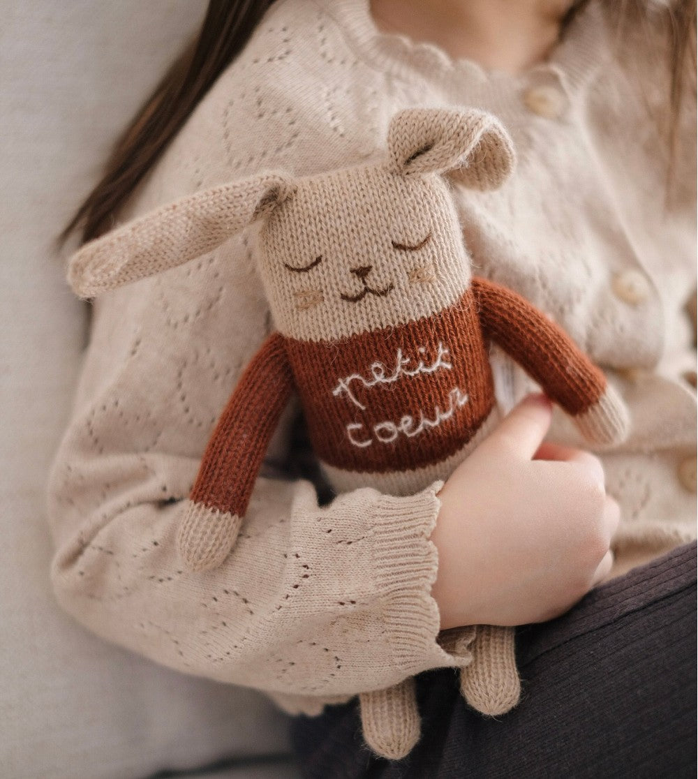 Petit lapin en laine avec les mots Petit coeur tricotés