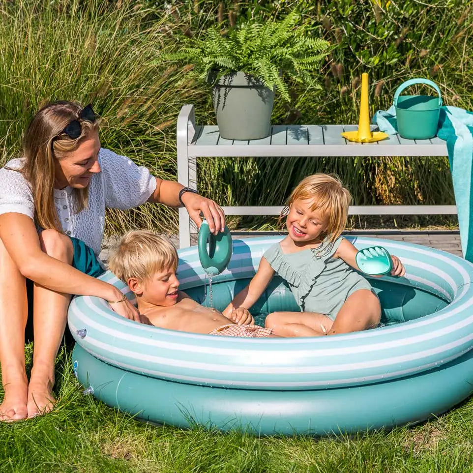 Maman et enfants avec Piscine gonflable en vinyle vert