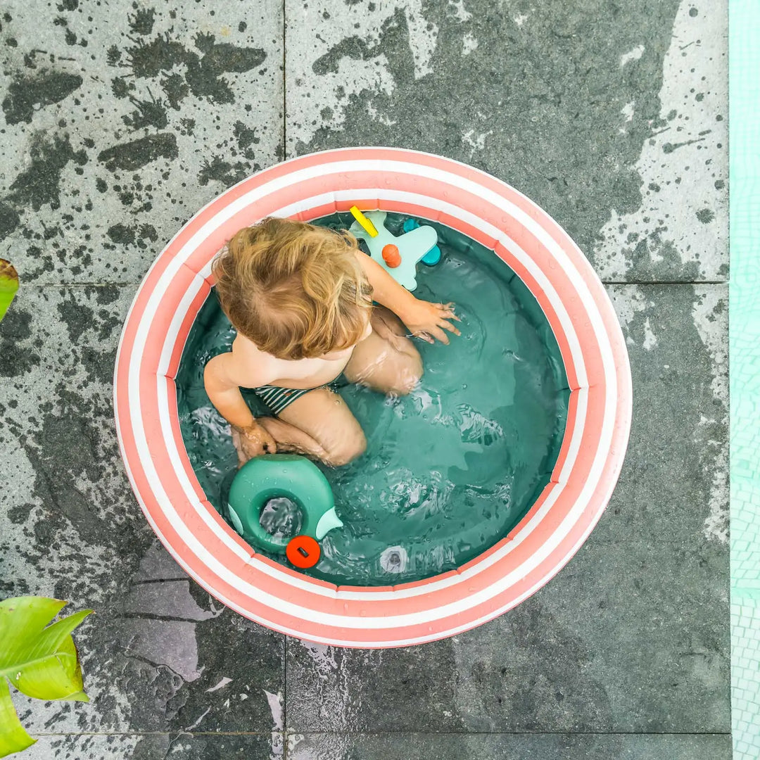 Bébé dans une Piscine gonflable verte