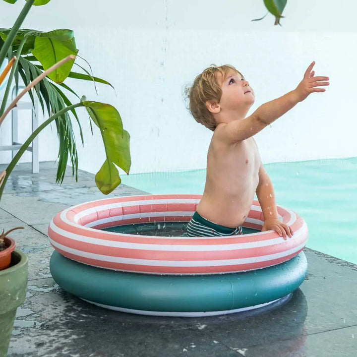 Enfant dans une Piscine gonflable verte