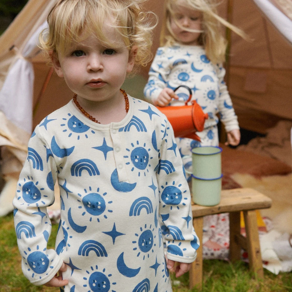 Enfants avec Pyjama pour enfant en coton blanc avec imprimé soleil, lunes, étoiles et arc-en-ciels bleus