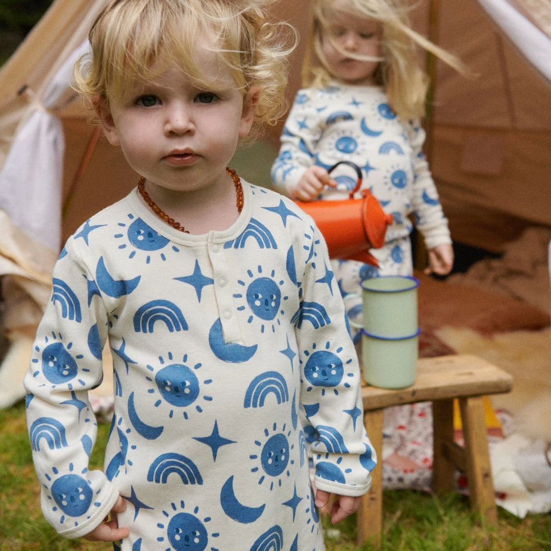 Enfants avec Pyjama pour enfant en coton blanc avec imprimé soleil, lunes, étoiles et arc-en-ciels bleus