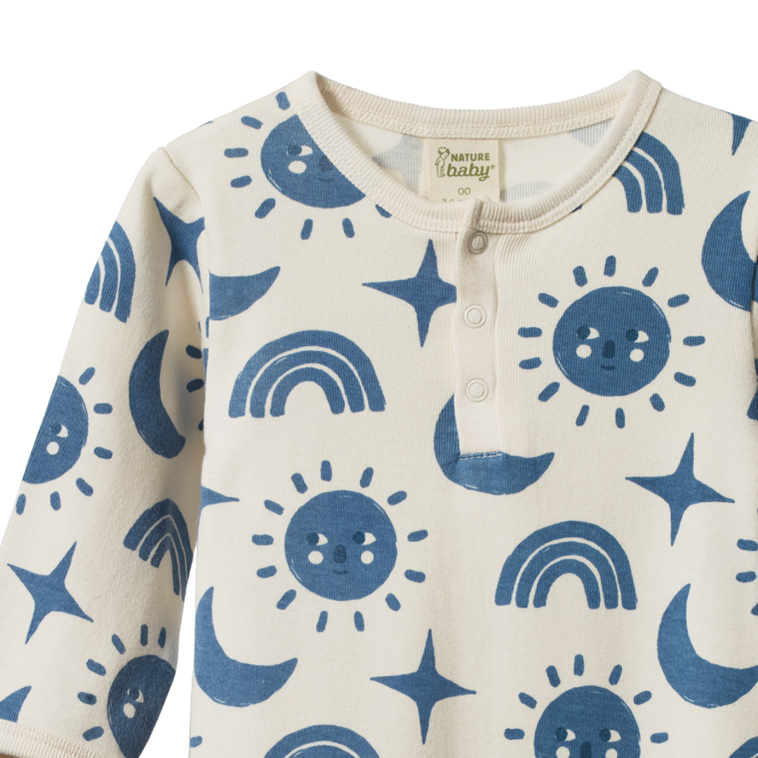 Pyjama pour enfant en coton blanc avec imprimé soleil, lunes, étoiles et arc-en-ciels bleus