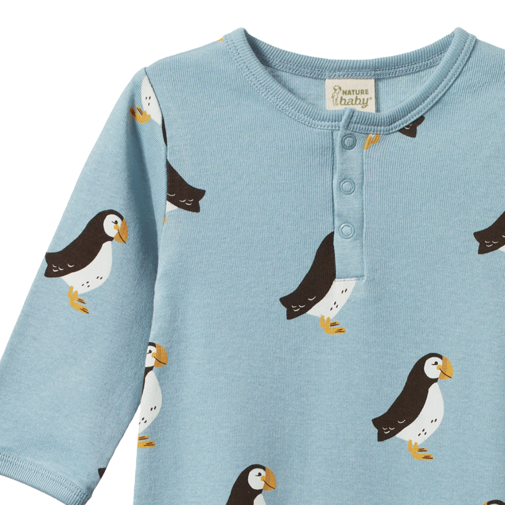 Pyjama en coton bleu avec imprimé macareux