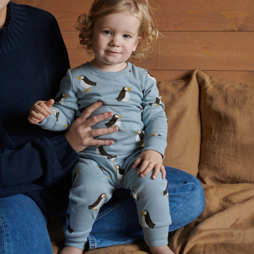 Bébé avec Pyjama manches longues en coton bleu avec imprimé macareux