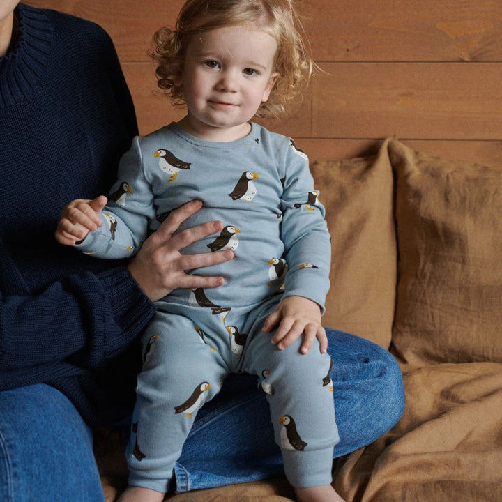 Bébé avec Pyjama manches longues en coton bleu avec imprimé macareux