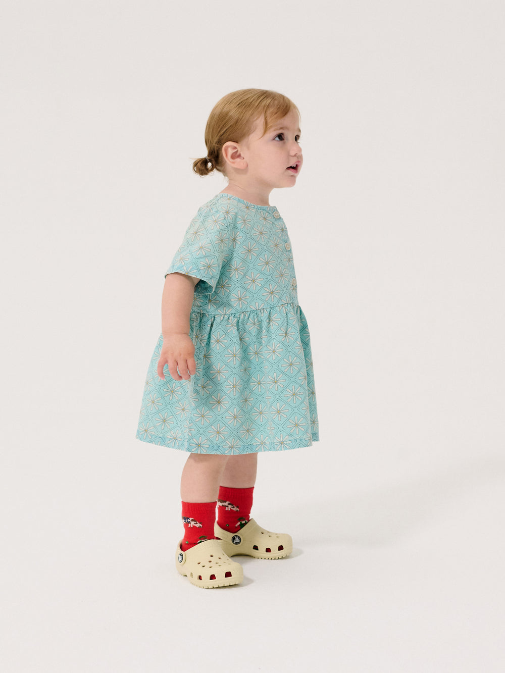 Fille avec Robe Bobo Choses en coton bleu avec imprimé marguerites
