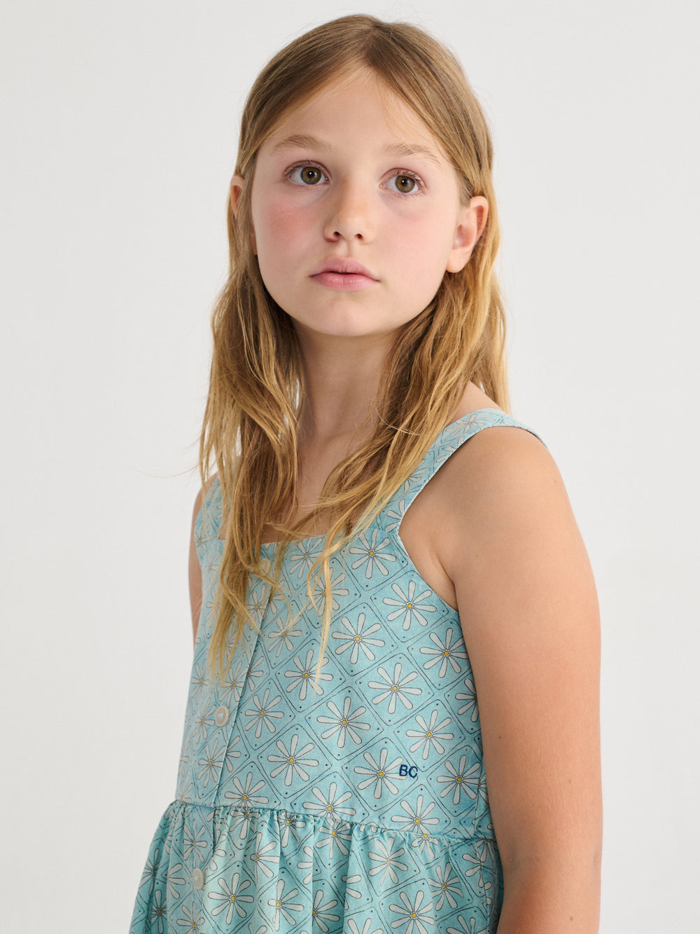 Fille avec Robe Bobo Choses en coton bleu avec imprimé mosaic de marguerites 