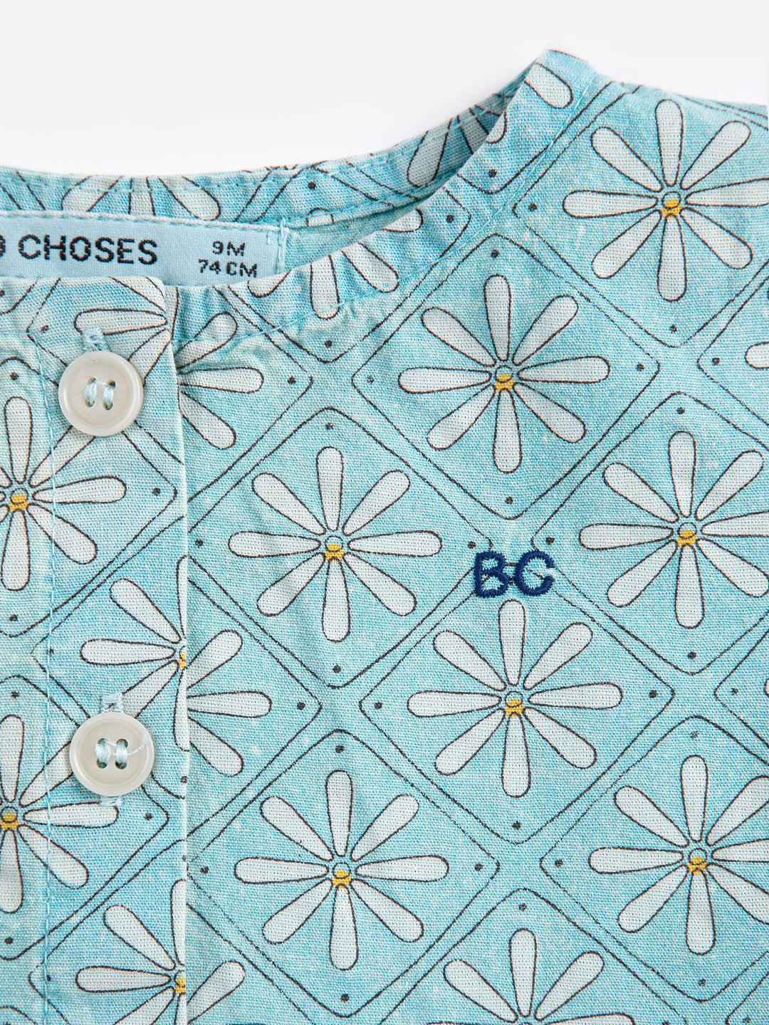 Détail de Robe Bobo Choses en coton bleu avec imprimé marguerites