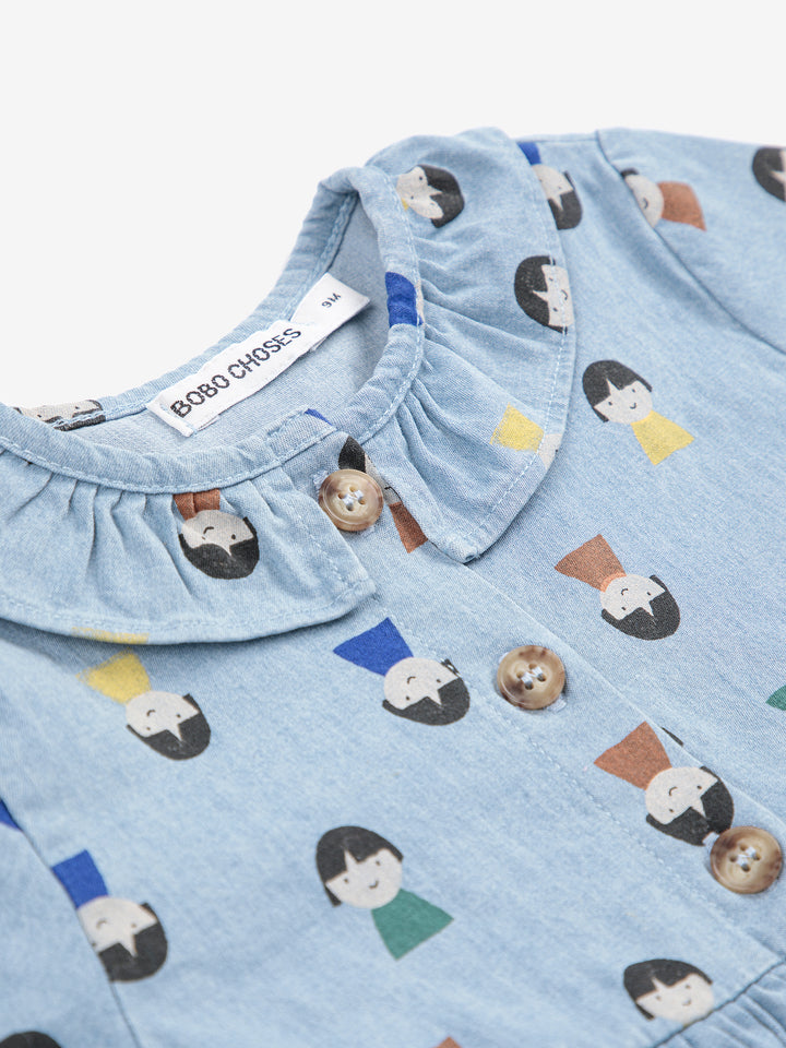 Détail de Robe en denim léger avec imprimé pions