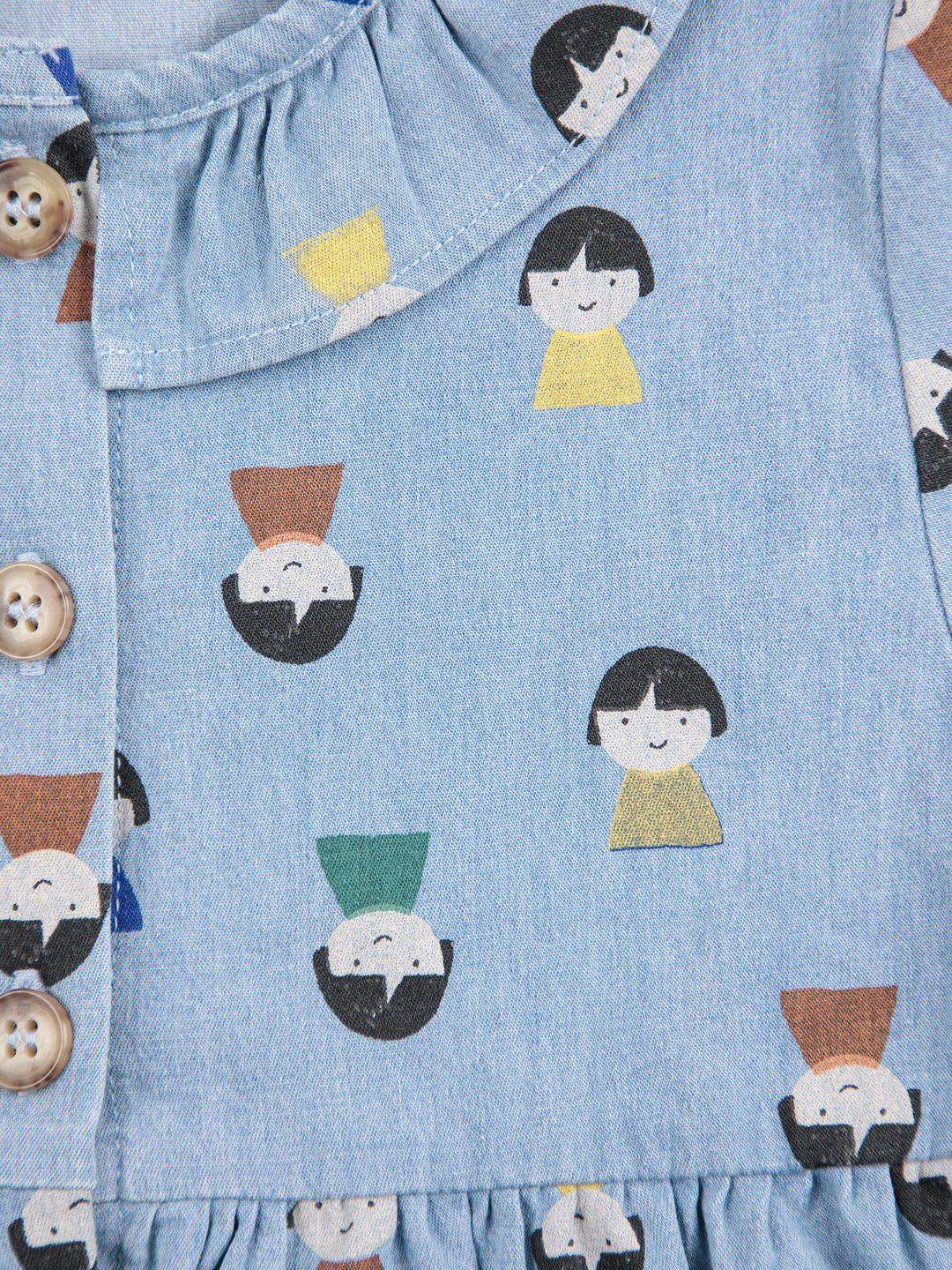 Détail de Robe en denim léger avec imprimé pions