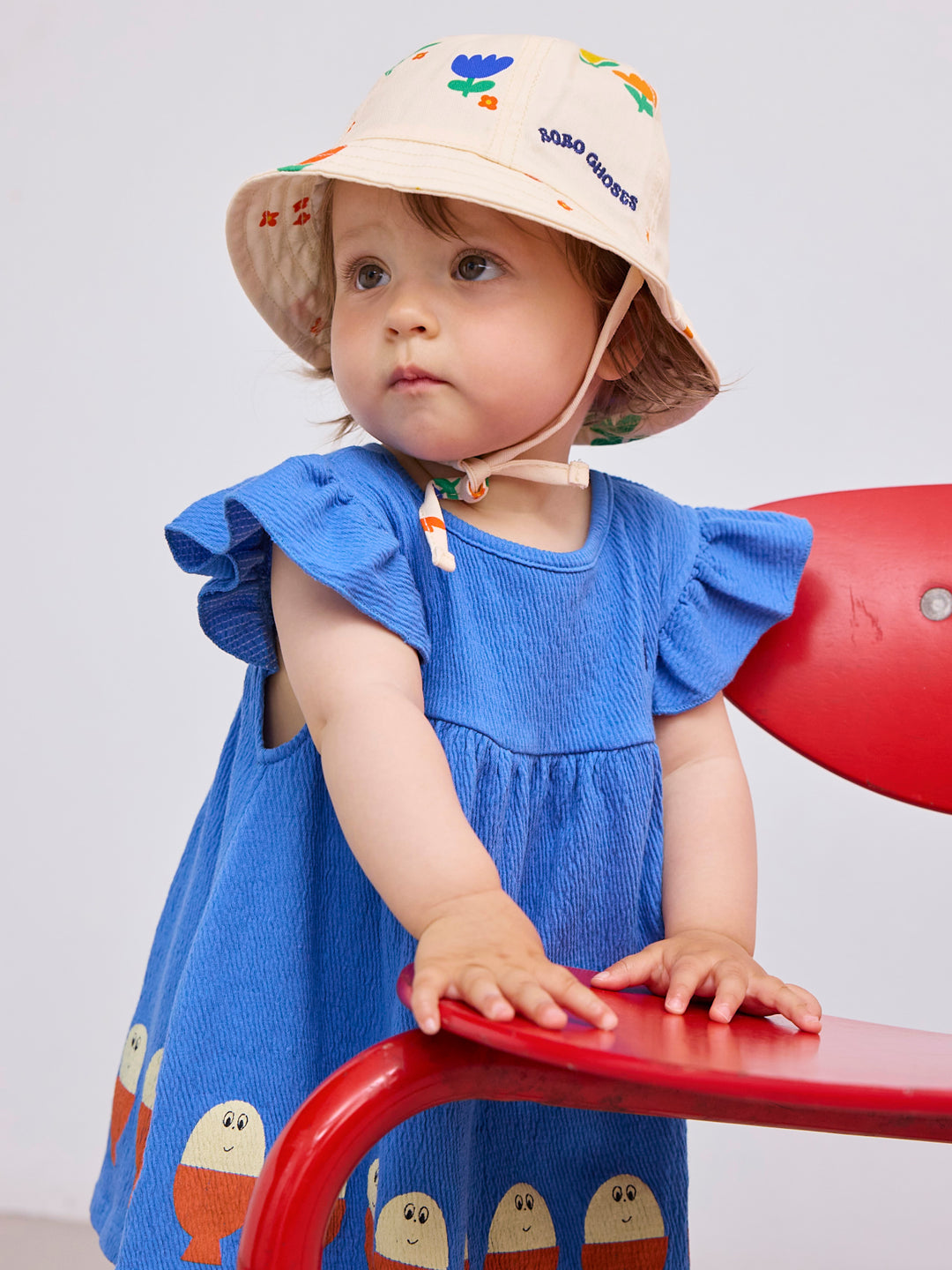 Bébé avec Robe pour bébé bleue avec imprime poissons rouges et blancs 