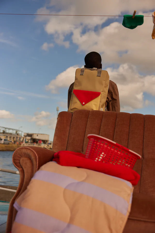 Personne avec Large Sac à dos Sticky Lemon jaune, rouge et beige