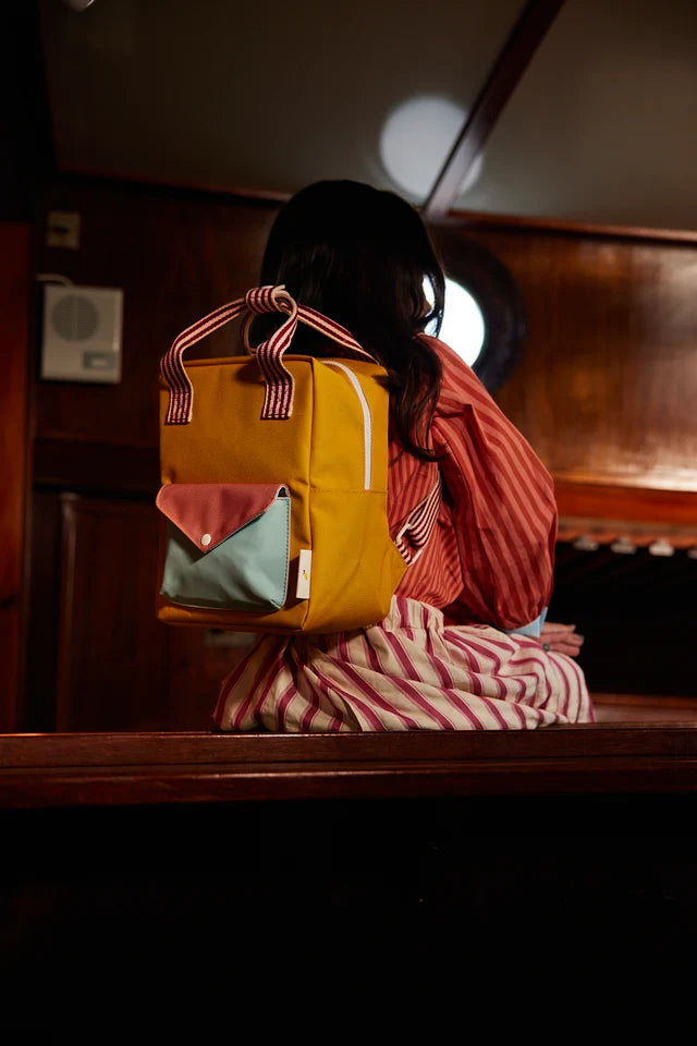 Fille avec Petit Sac à dos Sticky Lemon jaune, bleu et rose