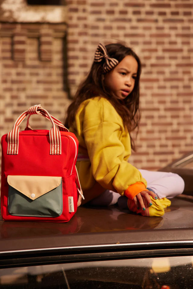 Fille et Petit sac à dos Sticky Lemon rouge, bleu et beige