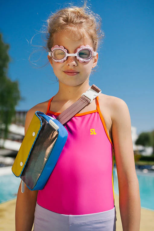 Fille avec Sac banane jaune, doré et bleu