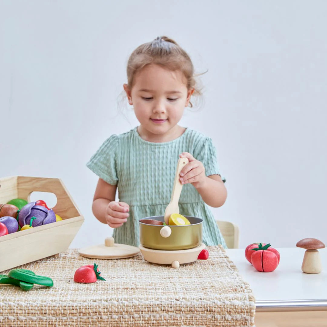 Fille avec Set de cuisine Plan Toys 