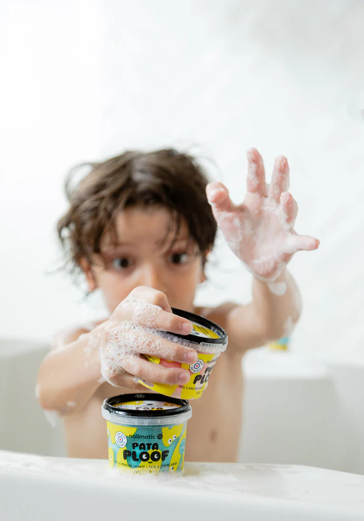 Enfant dans le bain avec Set de pâte de bain et de douche Orange et jaune