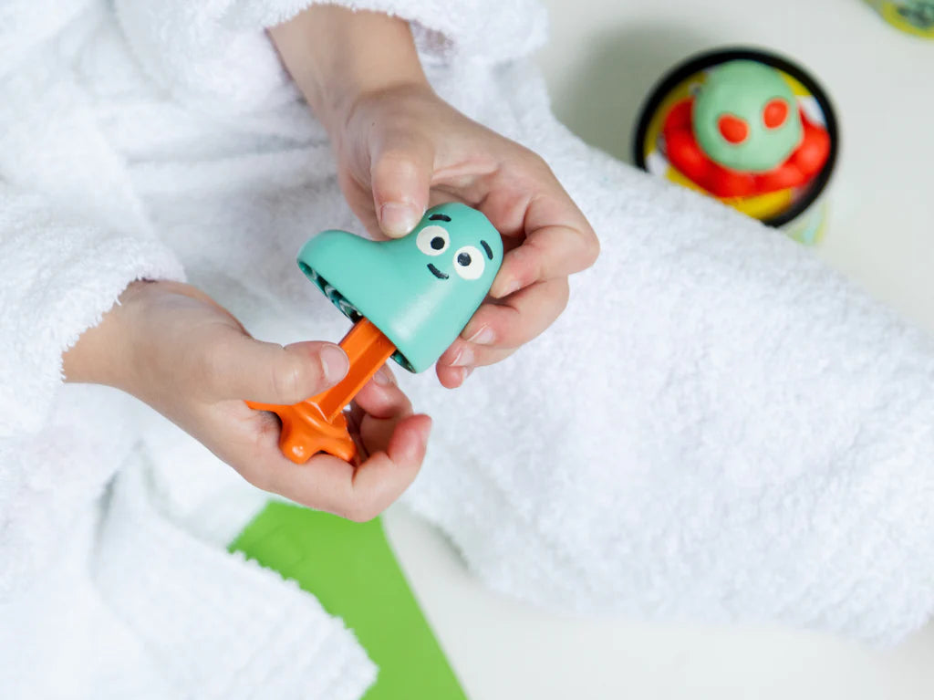 Enfant dans le bain avec Set de pâte de bain et de douche Orange et jaune