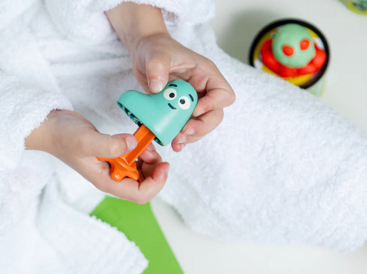 Enfant dans le bain avec Set de pâte de bain et de douche Orange et jaune