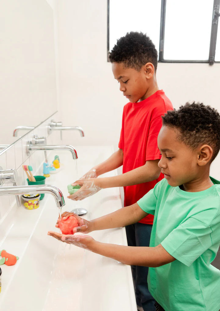 Enfants dans le bain avec Set de pâte de bain et de douche 