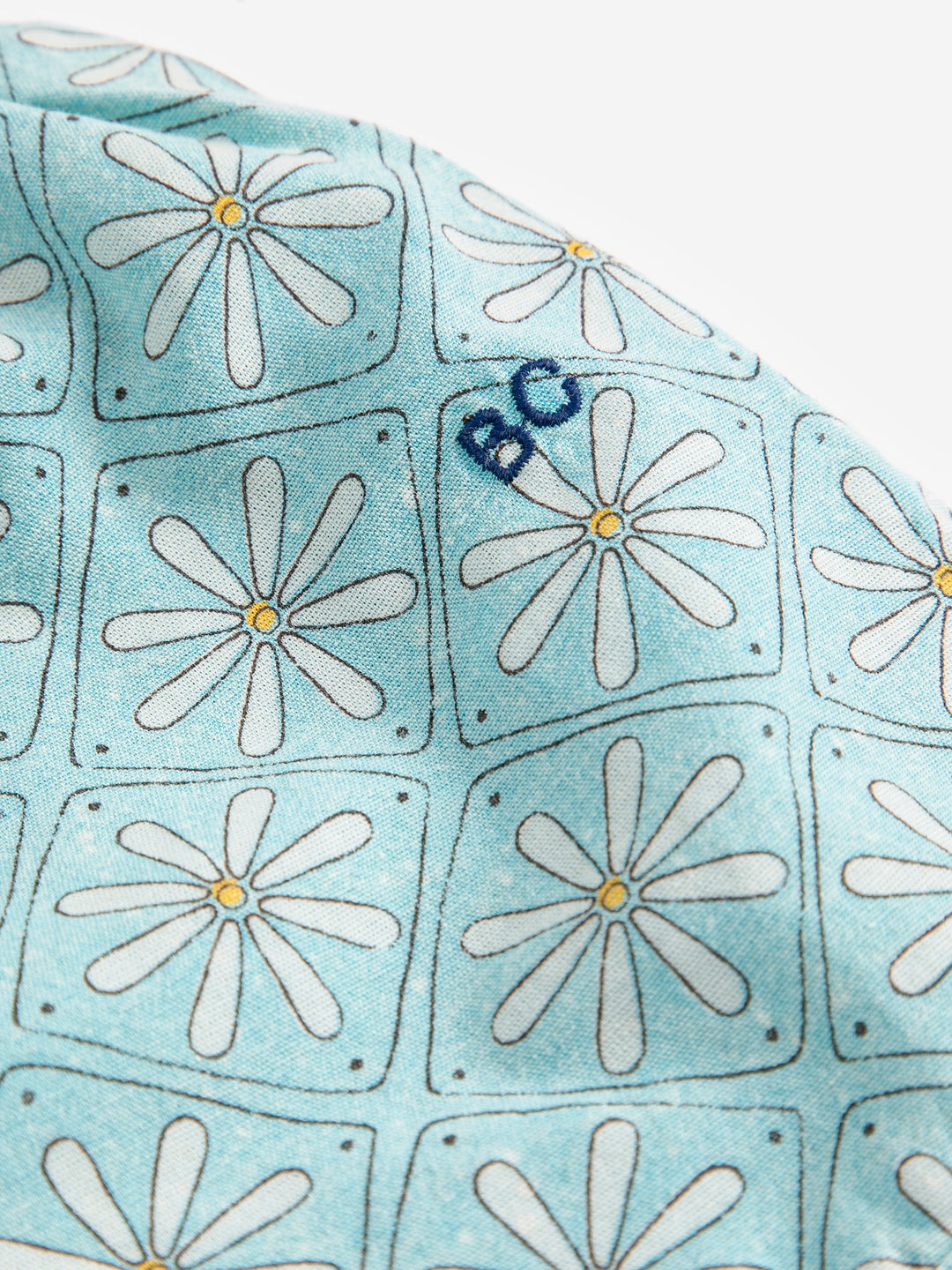 Détail de Short Bobo Choses en coton biologique bleu avec imprimé marguerites 
