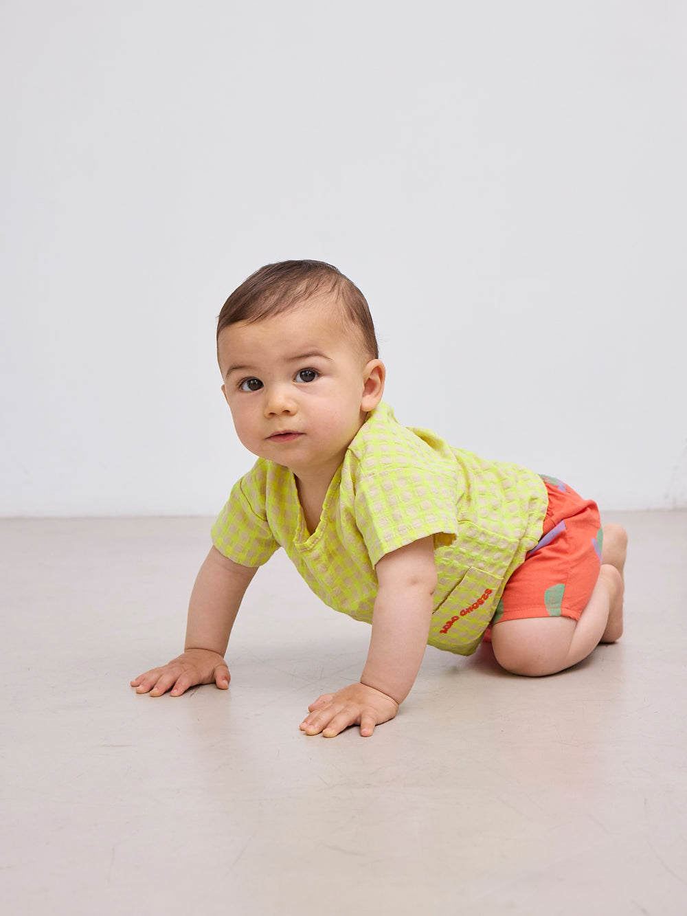 Bébé avec Shorts pour bébé en coton rouge avec imprimé escargots